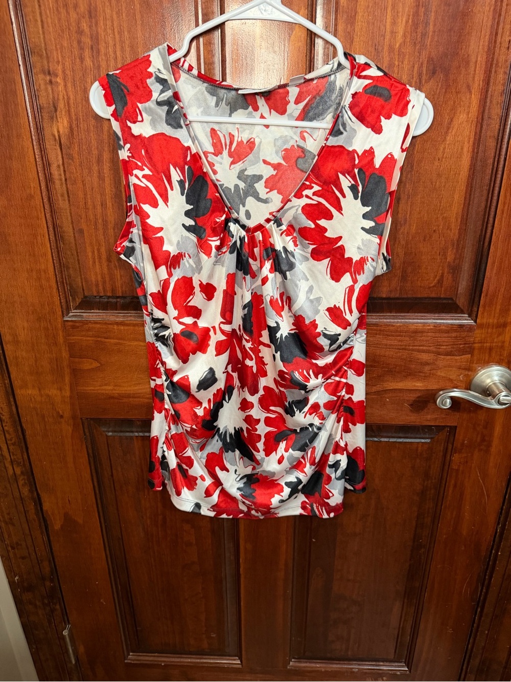 New York & Company Red Black White Floral V-Neck Sleeveless Top